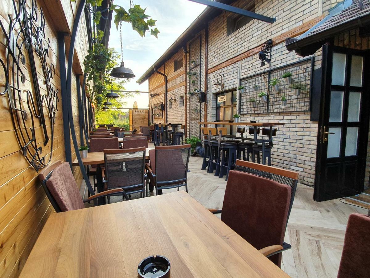 Oldbrick Pub Hotell Sombor Eksteriør bilde