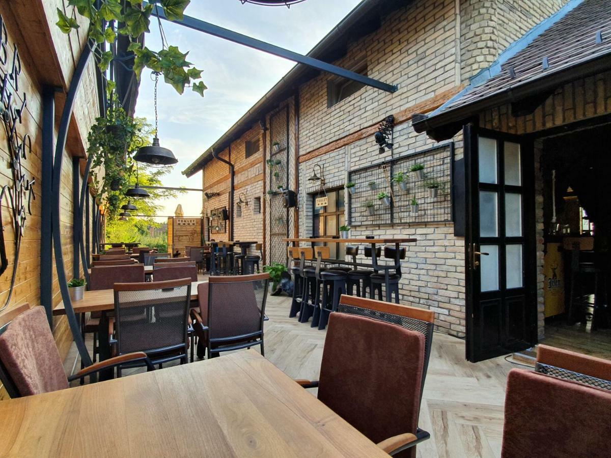 Oldbrick Pub Hotell Sombor Eksteriør bilde